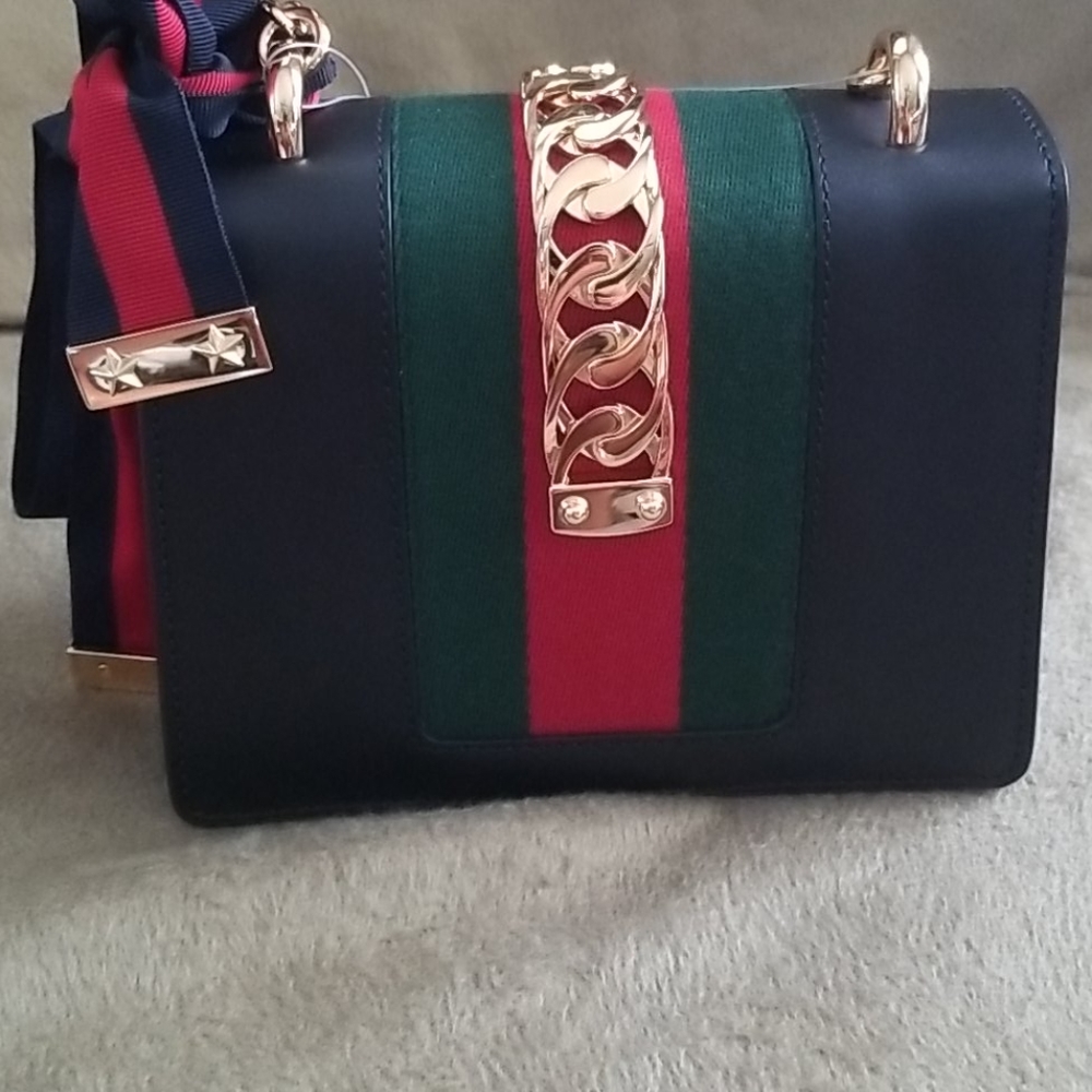 ๐๏ธ Black Gucci Leather Sylvie Chain Bag - Picture 4 of 8
